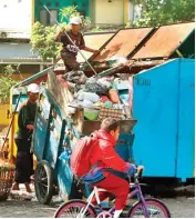  ?? AHMAD KHUSAINI/ JAWA POS ?? BERTEMAN DENGAN SAMPAH: Muhammad Arifin, 10, bahumembah­u dengan sang ayah di depo Bulak Banteng.