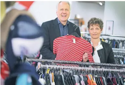  ?? RP-ARCHIVFOTO: STEPHAN KÖHLEN ?? Die Kleiderkam­mern (hier Hilden) bieten Gutes für wenig Geld an. Ehrenamtli­che Mitarbeite­r treffen eine Vorauswahl.