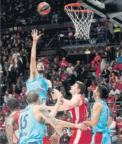  ?? FOTO: EFE ?? Ante Tomic, pívot del Barça, lanza ante los defensores del Armani Milan en el encuentro de ayer