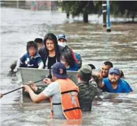  ?? DAVID VALDEZ /EL SOL DE SAN JUAN DEL RÍO ?? Cientos de personas son evacuadas en San Juan del Río