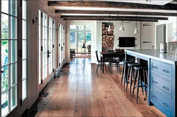  ?? WILLIAM COLE ?? In a farmhouse in Dutchess County, New York, Larson Architectu­re Works installed reclaimed heart-pine flooring from the Hudson Co.