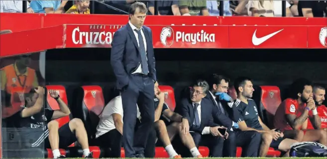  ??  ?? SUPERADO. Lopetegui contempló desde el banquillo cómo el Sevilla arrasó al Madrid en el primer tiempo. Cuando quiso cambiar la dinámica, su equipo ya perdía por 3-0.