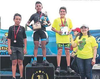  ??  ?? César Galindo Díaz se subió a lo más alto del podio de 11 a 12 años y sonríe para la foto. Causa benéfica. Distractor.