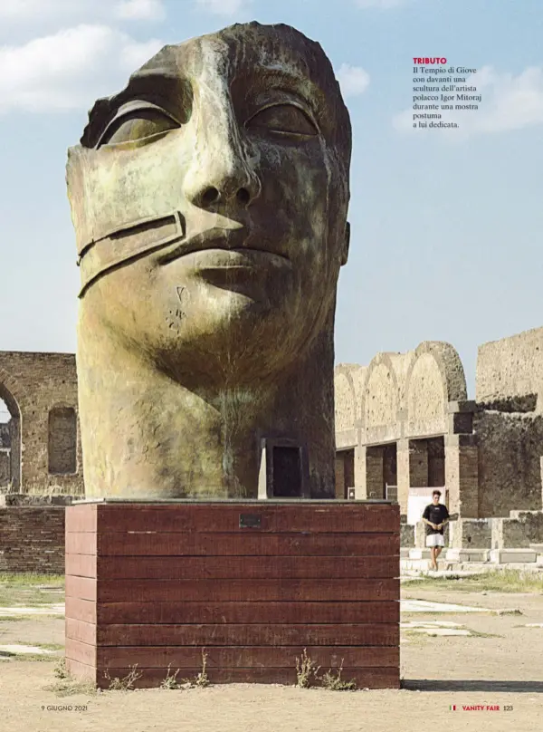  ??  ?? Il Tempio di Giove con davanti una scultura dell’artista polacco Igor Mitoraj durante una mostra postuma a lui dedicata. TRIBUTO