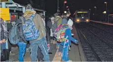  ?? FOTO: GREGOR WESTERBARK­EI ?? Immer wieder wird es eng morgens, wie hier am Bahnsteig von Schemmerbe­rg.