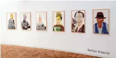  ??  ?? Verbeugung vor den Großen: Perihan Arpacilars Holzschnit­te zeigen (von links) van Gogh, Warhol, Picasso, Kahlo, Dalí und Beuys.