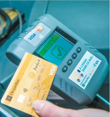  ?? PHOTO COURTOISIE, SOCIÉTÉ DE TRANSPORT DE LAVAL ?? La Société de transport de Laval utilise présenteme­nt ce terminal dans ses autobus dans le cadre d’un projet pilote pour le paiement du passage par carte de crédit.