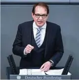  ??  ?? Verkehrsmi­nister Alexander Dobrindt (CSU) bei der Debatte über die Maut. Foto: Bernd von Jutrczenka