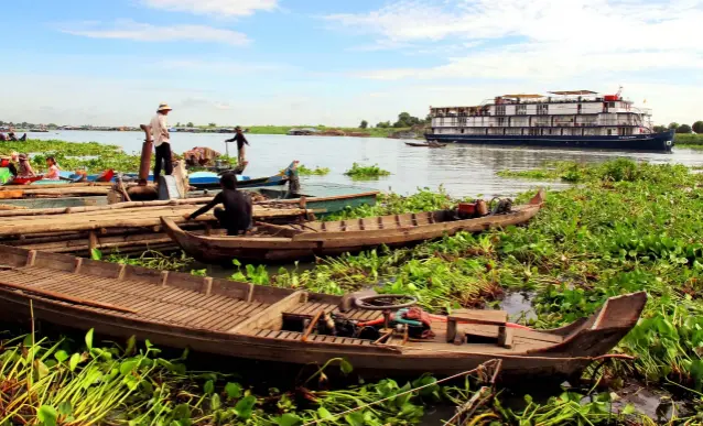  ??  ?? Clockwise from above: Sailing past locals on the Mekong River; Ho Chi Minh City Hall is spectacula­r lit up at night; Novice Buddhist monks in their orange robes; Children at Siem Reap; Commission de l’exploratio­n du Mékong at Angkor Wat in 1866; A woman making pottery.