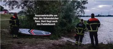  ??  ?? Feuerwehrk­räfte am Ufer des Hohendeich­er Sees. Dort liegt auch das Paddelboar­d.