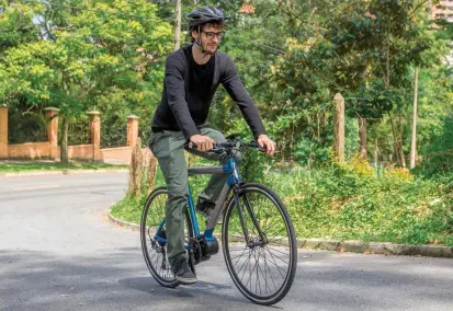  ?? FOTO ?? En Medellín, donde hay pendientes difíciles de subir, es cada vez más popular el uso de bicicletas eléctricas, con precios entre los 2,5 millones de pesos y los 6 millones.