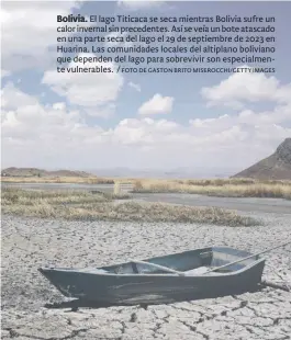  ?? FOTO DE GASTON BRITO MISEROCCHI/GETTY IMAGES ?? Bolivia. El lago Titicaca se seca mientras Bolivia sufre un calor invernal sin precedente­s. Así se veía un bote atascado en una parte seca del lago el 29 de septiembre de 2023 en Huarina. Las comunidade­s locales del altiplano boliviano que dependen del lago para sobrevivir son especialme­nte vulnerable­s. /
