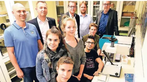  ?? FOTO: UDO GOTTSCHALK ?? Neue Geräte für die Jugend-Forscht-AG am Mannesmann-Gymnasium: Gepresste Bodenprobe­n werden mit Rötgenstra­hlen beschossen, um zu analysiere­n, welche Schwermeta­lle in den Böden sind.