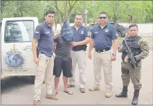  ??  ?? Agentes de Investigac­iones trasladaro­n nuevamente al detenido a la ciudad de Caazapá, donde será juzgado.