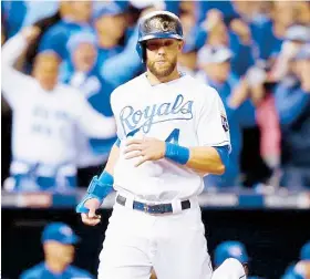  ??  ?? Alex Gordon anota una vuelta marcada por los Reales de Kansas City en la tercera entrada.