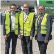  ?? FOTO: OLAF BENTLAGE ?? Flughafenc­hef Claus-Dieter Wehr (Mitte) führt Benjamin Strasser (links) und Klaus Hoher über den Häfler Flughafen.