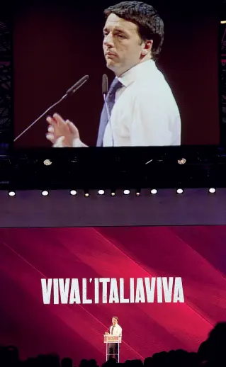  ??  ?? Matteo Renzi sul palco della Leopolda del 2012, la terza edizione della kermesse che si tenne pochi giorni prima delle primarie contro Bersani