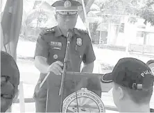  ?? CONTRIBUTE­D PHOTO BY SPPO ?? Senior Supt. Clarito Baja talks to his men during his installati­on as director of the Siquijor Police Provincial Office.