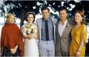  ??  ?? Julianne in Dopo il matrimonio, nei nostri cinema dal 5 marzo. Con lei, da sinistra: Michelle Williams, Abby Quinn, Alex Esola e Billy Crudup.