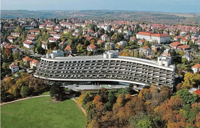  ?? FOTO ČTK ?? Titanic na Hanspaulce. V Praze-Dejvicích vyrostla mezi vilkami na přelomu sedmdesátý­ch a osmdesátýc­h let stavba takzvaného stranickéh­o hotelu na místě Petschkovy zahrady, jež do té doby sloužila jako veřejný park.