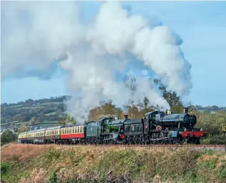  ?? JACK BOSKETT ?? WR ‘Manor’ No 7820 Dinmore Manor leads WR ‘Modified Hall’ No. 7903 Foremarke Hall along Chicken Curve on November 7.