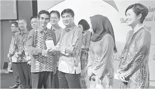  ??  ?? PEKERJA SETIA: Sharbini (tiga kanan) menyampaik­an anugerah kepada Muhammad Zakaria yang telah berkhidmat selama 40 tahun bersama Sarawak Energy.