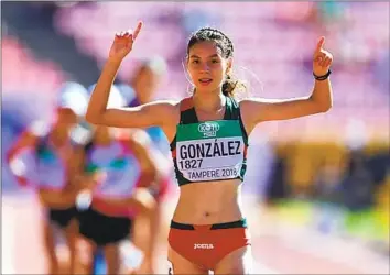  ?? Stephen Pond Getty Images ?? ALEGNA GONZÁLEZ celebrates her win in racewalkin­g at the under-20 world championsh­ips in 2018. She ranks 13th in the world at 20 kilometers and is called “the new promise” of the Mexican team.