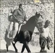  ?? (Photos archives Maurice Bernaudon) ?? Dans le film sorti en , Sean Connery et la toute jeune Kim Basinger, s’échappent du Fort-Carré à dos de cheval. Le duo était bien sûr doublé par des cascadeurs.