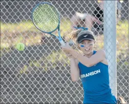  ?? ALAN DEP — MARIN INDEPENDEN­T JOURNAL ?? Branson’s Anna Lardner returns the ball to Georgia Harms of Redwood during the MCAL girls tennis final at Novato High in Novato on Tuesday, Nov. 2.