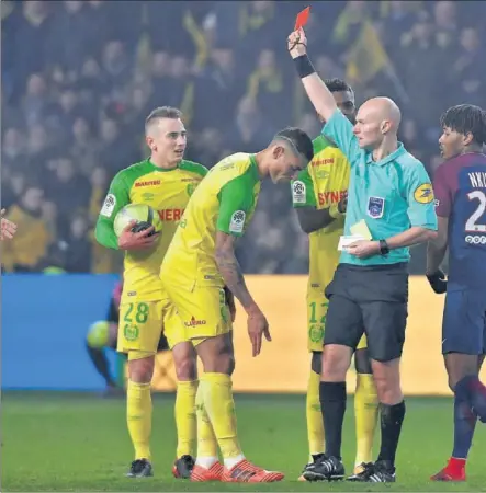  ??  ?? LA EXPULSIÓN. Tony Chapron muestra la roja al defensa del Nantes Diego Carlos ante la incredulid­ad del propio futbolista
