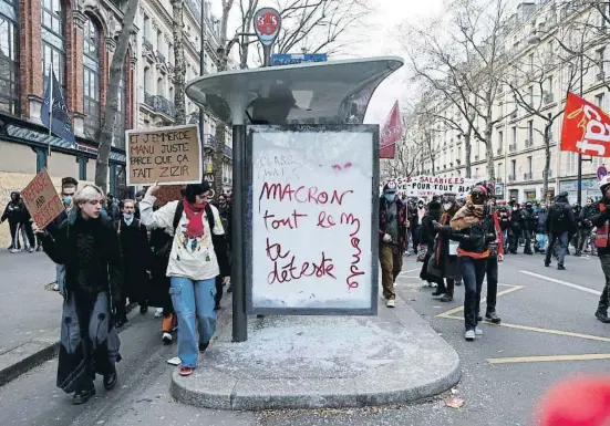  ?? GONZALO FUENTES / Reuters ?? “Macron, todo el mundo te detesta”, una pintada en la marquesina de una parada de autobús durante una protesta ayer en París