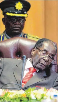  ?? FOTO: DPA ?? Der Präsident von Simbabwe, Robert Mugabe, ist bei seinen Auftritten zuletzt immer wieder eingeschla­fen. Trotz seines hohen Alters wollte er 2018 zur Wiederwahl antreten – nun hat aber das Militär die Kontrolle übernommen.
