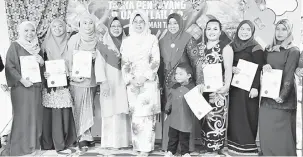  ??  ?? UNTUK ALBUM: Fatimah (tengah) ditemani Salmah (empat kiri) merakam kenangan bersama warga pendidik Taska Qaseh Laila.