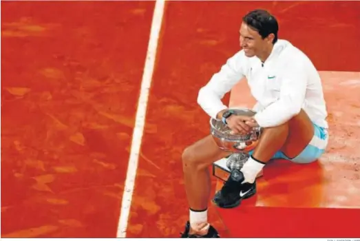  ?? IAN LANGSDON / EFE ?? Un sonriente Rafael Nadal posa con el trofeo de campeón de Roland Garros.