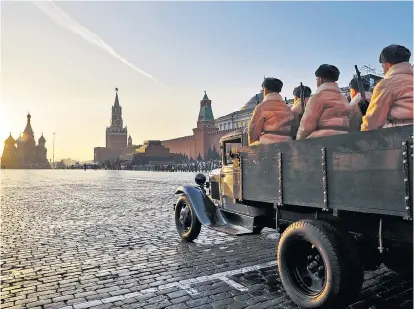  ??  ?? Auf den Roten Platz vorzufahre­n bleibt wohl auch künftig Herrschaft­en wie jenen auf dem Bild vorbehalte­n. Aber zumindest bis nach Moskau kann man mit dem Flixbus fahren.