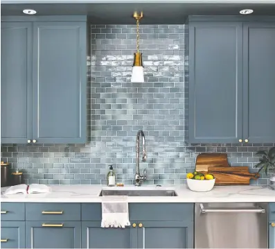  ??  ?? This kitchen by Zoe Feldman Design uses polished nickel plumbing fixtures, satin brass cabinetry hardware and lacquered brass lighting. The matching tile and cabinet paint create a canvas to highlight the different finish selections.
STACY ZARIN GOLDBERG