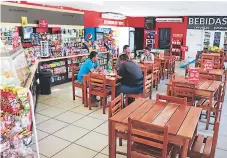  ?? FOTOS EFRAÍN MOLINA. ?? LOCAL. La tienda de convenienc­ia fue saqueada durante los actos vandálicos, ahora ya opera al cien.