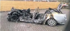  ?? FOTO: ABSCHLEPPD­IENST OBERS ?? Das völlig zerstörte Wrack des Audi A 8, den drei Männer aus einer Düsseldorf­er Werkstatt stahlen und auf der A 43 zu Schrott fuhren.