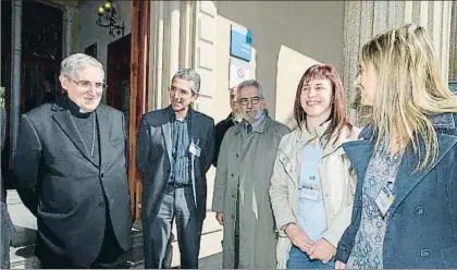  ?? CCAPAC ?? El cardenal Martínez Sistach con algunos asistentes al encuentro en la escuela Pia de Sarrià-Calassanç