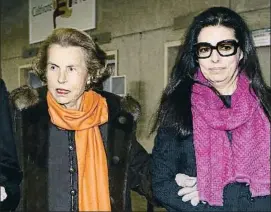  ?? CHARLES PLATIAU / REUTERS ?? Liliane Bettencour­t del brazo de su única hija, Françoise, en el 2011