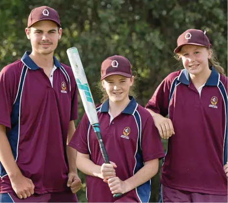  ?? Photo: Kevin Farmer ?? QUEENSLAND REPS: Preparing for the 12-years school softball nationals this weekend in Canberra are (from left) umpire Rohan Doherty and players Rochelle Hornick and Bianca Markham.