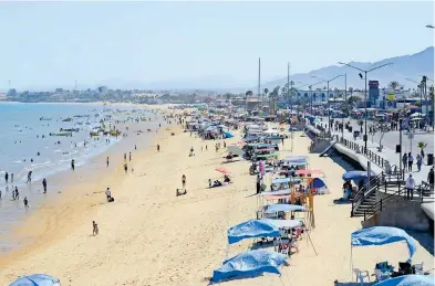  ?? / JORGE GALINDO ?? La playa del malecón permaneció abierta con horario limitado, sin acceso de bebidas alcohólica­s y sin autorizaci­ón de acampar