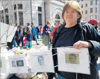  ?? Jenny Jarvie For The Times ?? MAUREEN GLOVER pieced together a memorial to victims of mass shootings at schools since 1966. At the March for Our Lives in Washington, many people helped hold up the display.