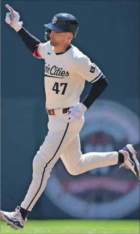  ?? ?? Edouard Julien, de los Mellizos de Minnesota, recorre las bases tras pegar uno de sus dos jonrones, ayer