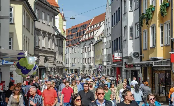  ?? Archivfoto: Andreas Zilse ?? Im Frühjahr 2016 lockte strahlende­s Wetter viele Bürger zum Marktsonnt­ag in die Annastraße. Doch nicht jeder ist von diesen Aktionstag­en überzeugt. Manche Einzelhänd­ler und vor allem die Gewerkscha­ften sind ge gen Öffnungsze­iten am Sonntag. Andere...