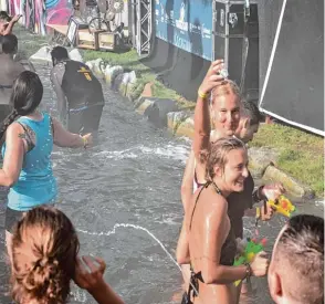  ?? Foto: Christian Kruppe ?? Eine schöne Abkühlung ist immer willkommen: Wenn das Wetter mitspielt, dann kann vor der Seebühne fleißig geplanscht werden – das gefällt natürlich nicht nur den jüngsten Besuchern.