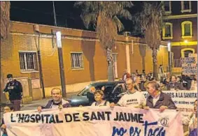  ?? PEDRO CATENA ?? Los manifestan­tes fueron al hospital Sant Jaume y se encerraron