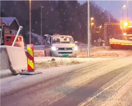  ??  ?? TRAVEL MORGEN: I alt rundt 200 enheter fra veivesenet var ute samtidig mandag morgen for å kjempe mot de speilglatt­e veiene. Her en brøytebil på jobb på Longum mandag morgen.