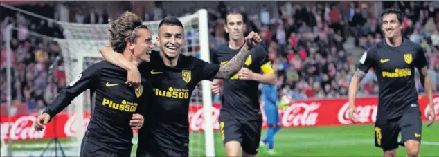  ??  ?? DE CABEZA A POR EL SEVILLA. Correa corre a celebrar con Griezmann el gol del francés en Los Cármenes que pone al Atlético a cinco puntos del Sevilla.