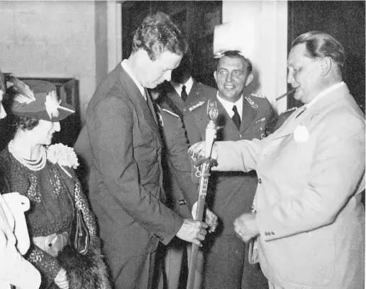  ?? LIBRARY OF CONGRESS ?? Nazi politician­s and military leader Hermann Goering with Charles A. Lindbergh and Anne Morrow Lindbergh in 1936.